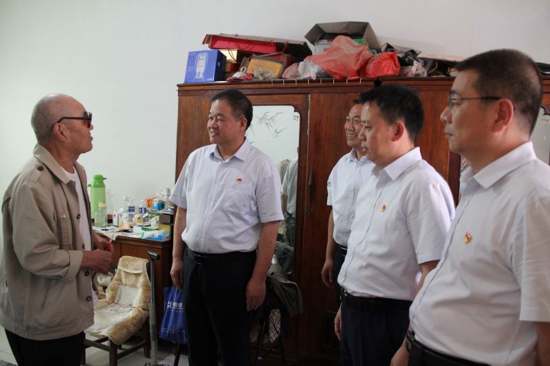 PA尊龙凯时集团领导走访慰问老党员、困难党员