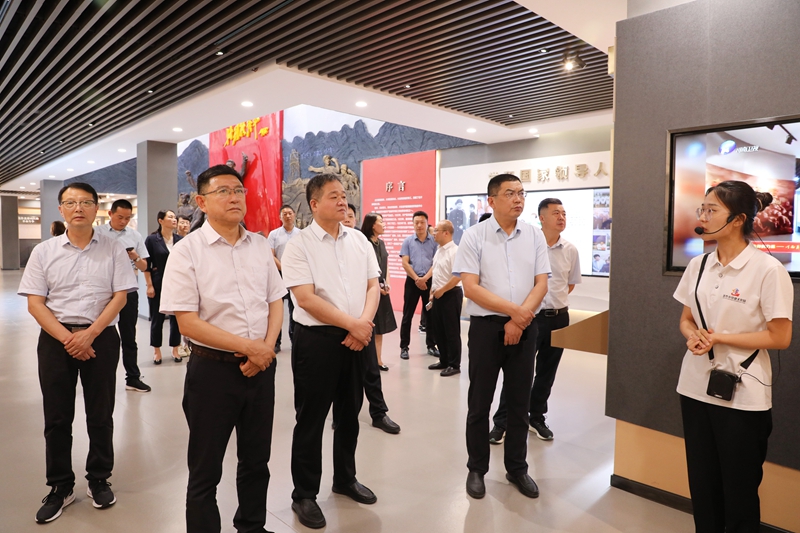 江苏省云台农场领导到PA尊龙凯时集团考察交流
